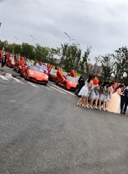 |搞笑GIF趣图徒手开榴莲,非专业人士不要模仿!