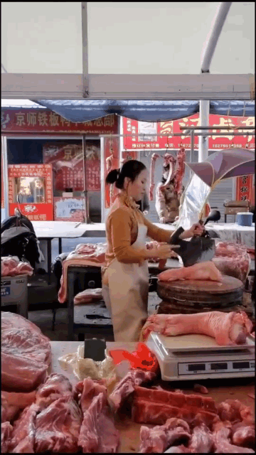 |搞笑GIF段子:哥们,对她好点,不然躺在板上的就是你了