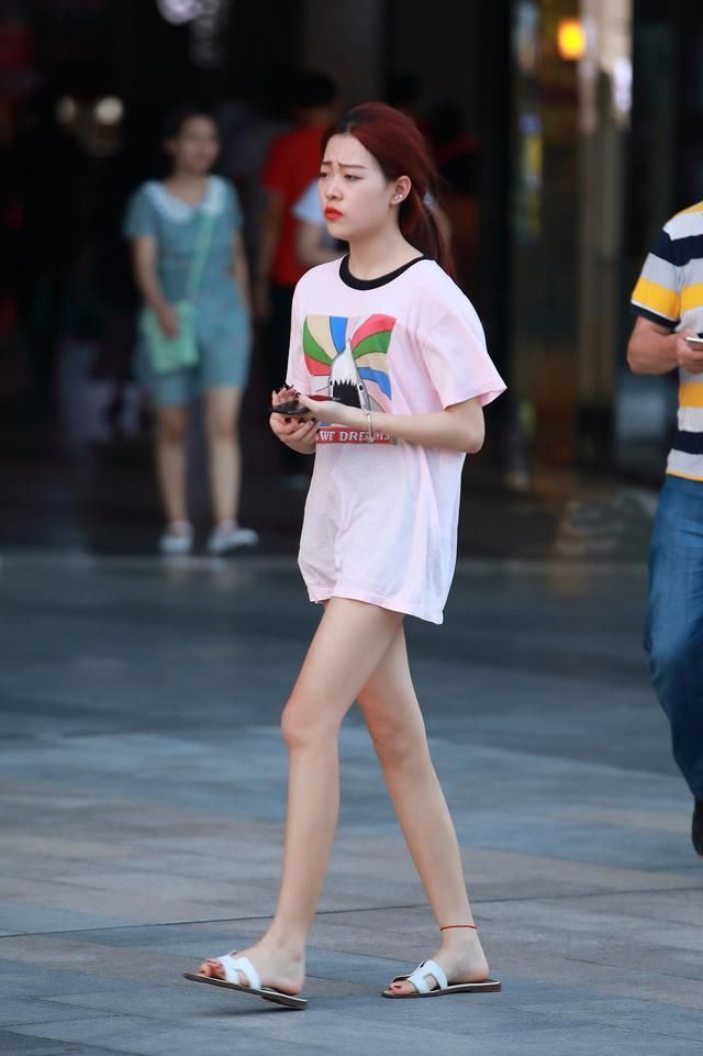 时尚|街拍:手机不离手,小姐姐们都舍不得放在包里