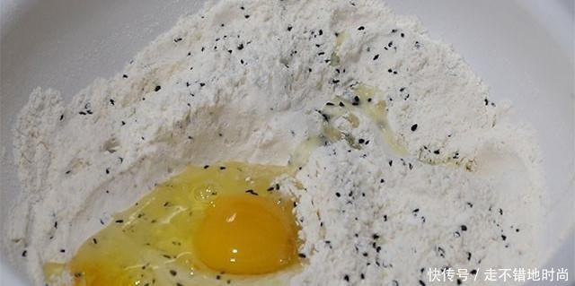 面点师偷偷告诉你,炸麻叶香酥焦脆的秘诀,原来技巧在和面上