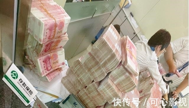 大v|上海银行被怒斥狠批，百万粉丝大V取现500万后，装满满三大箱搬走
