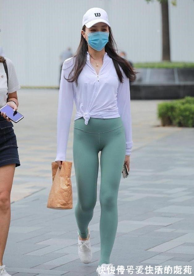 绿色 白色长袖搭配绿色打底裤,清新个性,吸人眼球