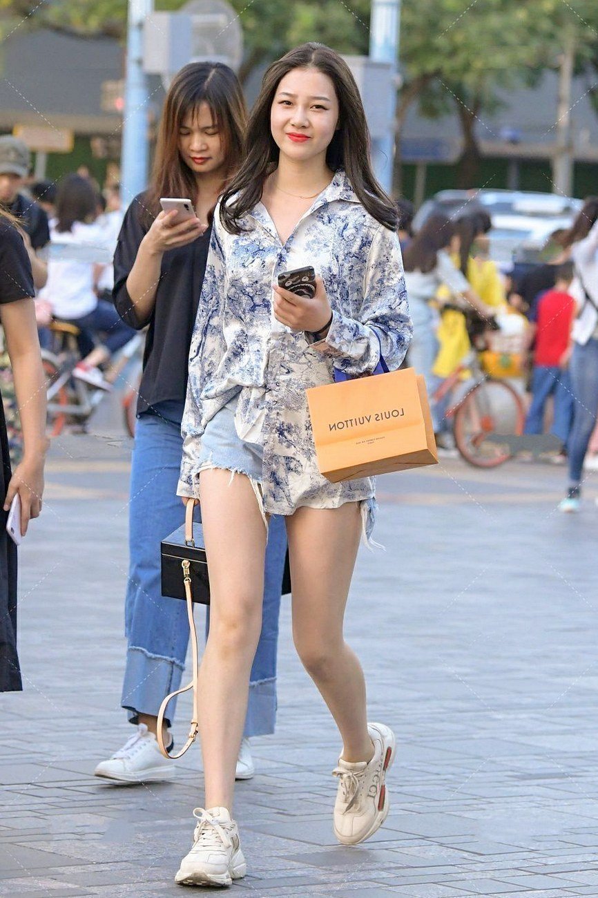 美感|干干净净的微胖美女，彰显着青春的独特美感！