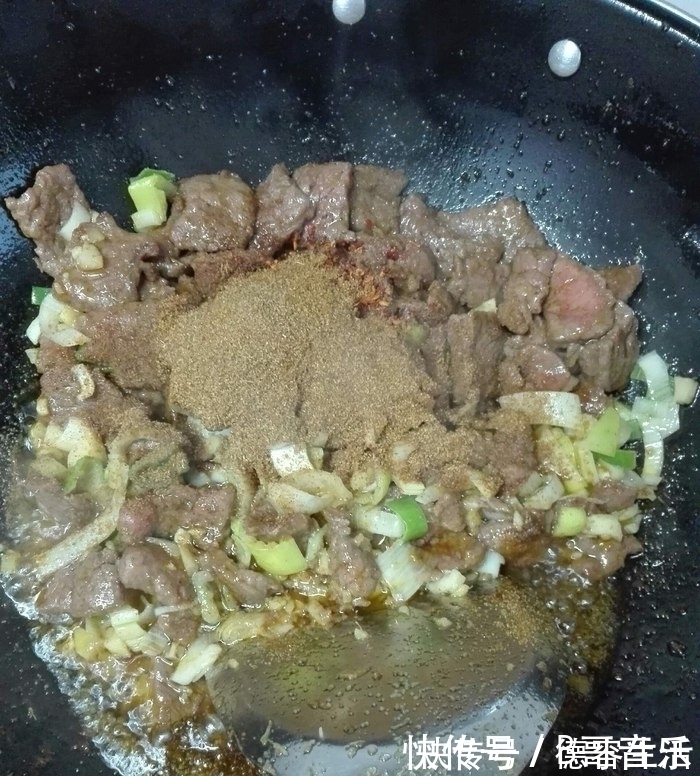 老妈炒的牛肉是一绝，吃过的都说特别嫩，全因为多了这个步骤！