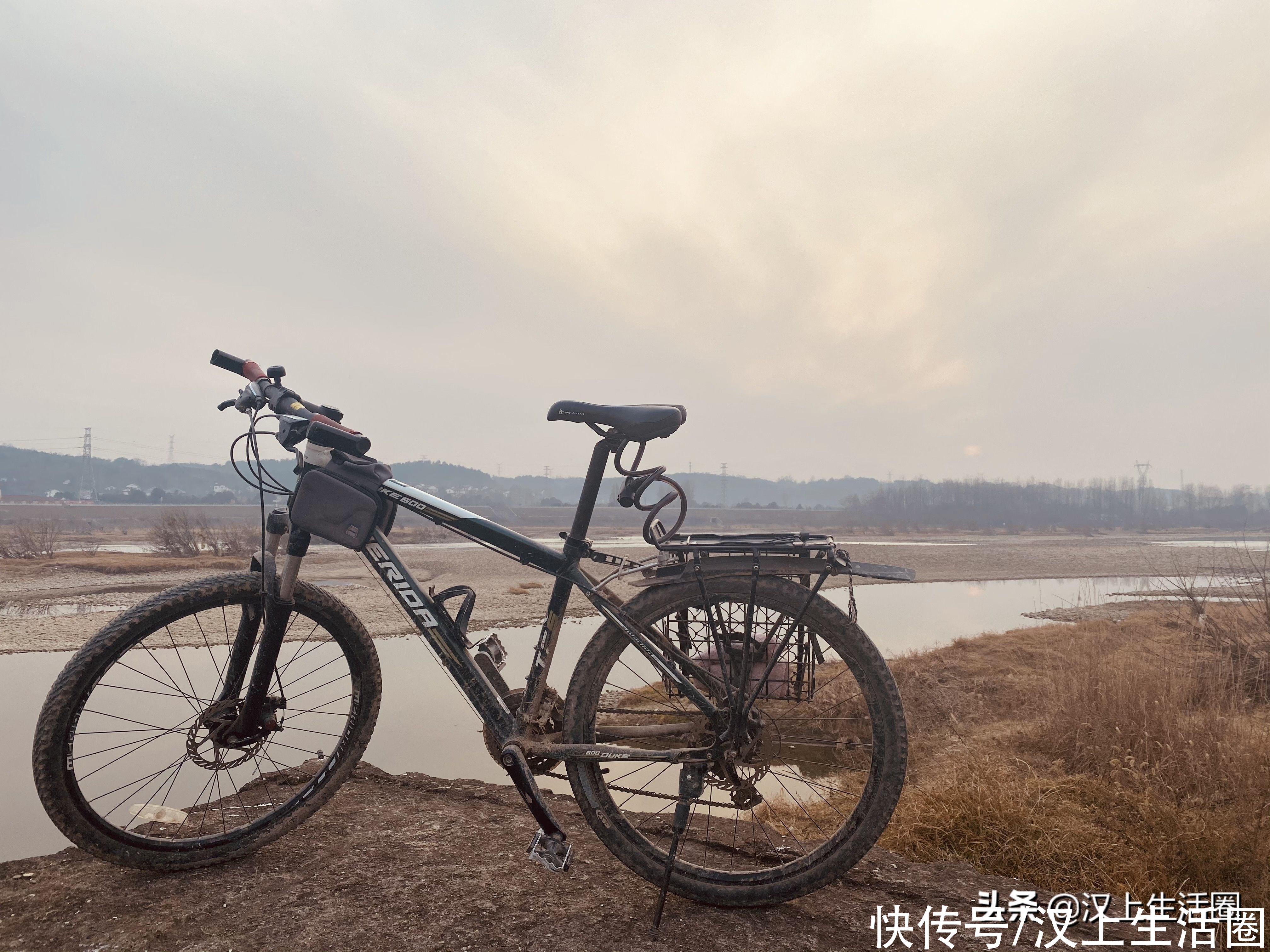 墨秋日曰：独卧溪边任水流，静坐青石意悠悠，风爱荒野