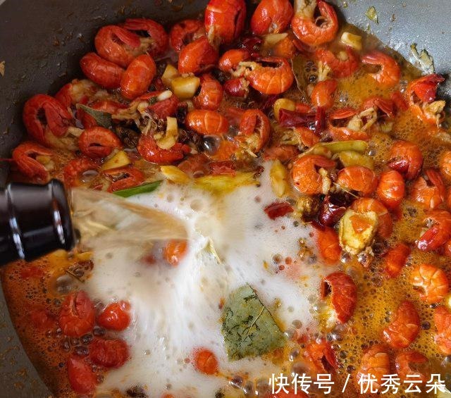 麻辣|芹菜洋葱炒龙虾尾,嘬一口龙虾尾,麻辣鲜香,好吃极啦!