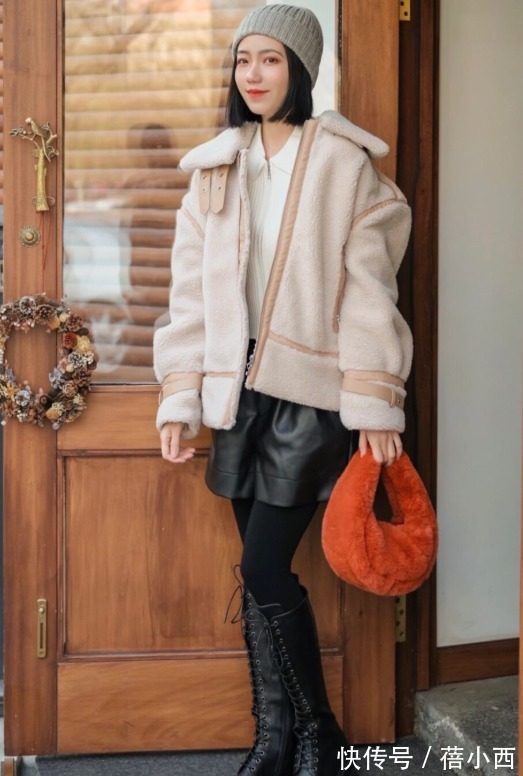 穿搭 2022不流行露脚踝,聪明女人更爱“塞裤脚”,这样穿搭时髦又显瘦