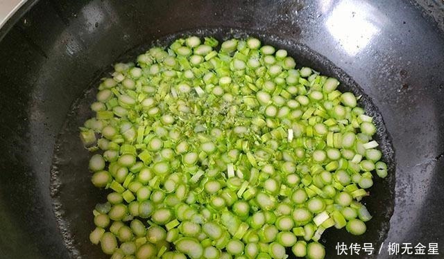 小饼|夏季多给孩子做这个吃,食材拌匀团成饼,上锅蒸一蒸,好吃营养高!