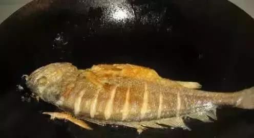 鱼皮|退休老厨师：不管煎什么鱼，下锅时牢记这2点，鱼皮完整不粘锅