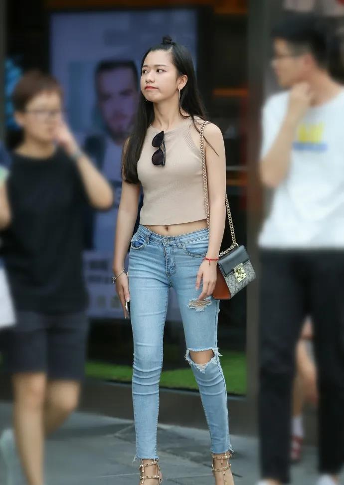 小蛮腰|无袖款T恤,与修身长牛仔裤搭配,时髦有型韵味十足