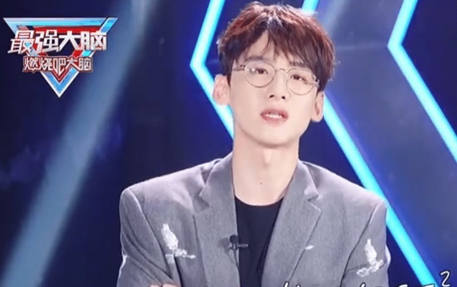 白敬亭參加《最強(qiáng)大腦》，解答太快腦子跟不上了，還拿測(cè)試題練手