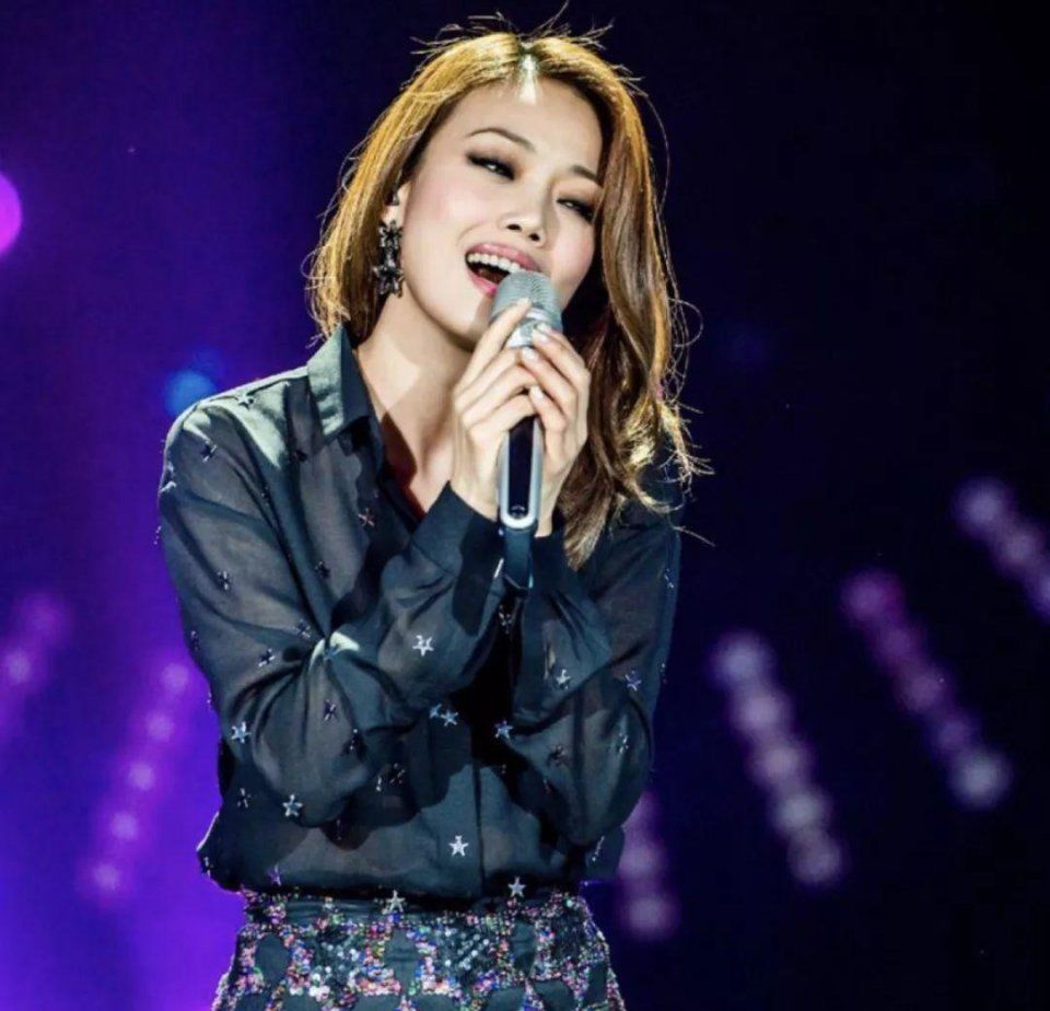 《浪姐2》总决赛：惠英红爆料容祖儿膝盖受伤，金晨、孟佳助阵