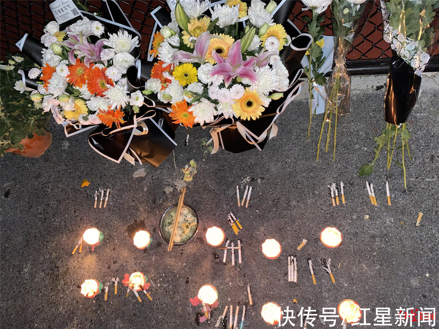 红星新闻|亳州牺牲消防员10岁妹妹手捧遗像送别哥哥，父母靠“炸油条、卖麻花”生活