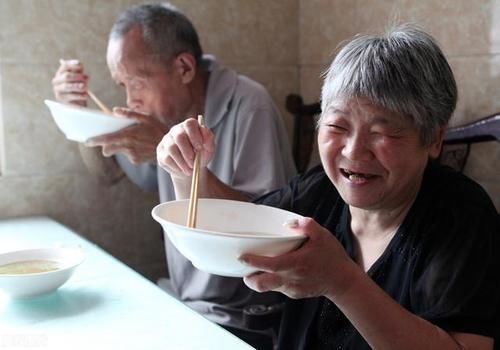 中年|老年人晚餐少吃4种“食物”，脾胃舒服，睡