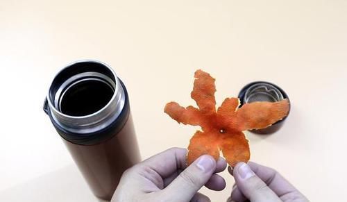 如何清洗保温杯?教你一个小窍门,摇一摇就很干净,学会告诉家人