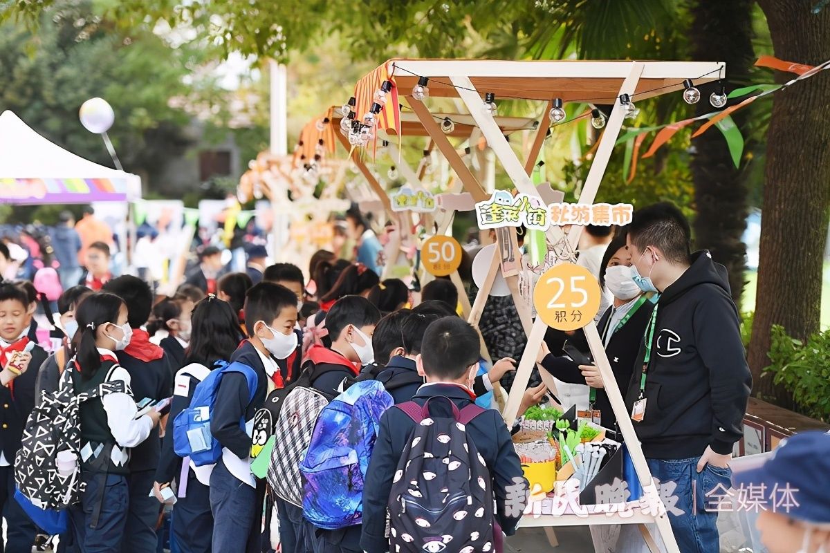 操场上|操场上搭起帐篷铺开野餐垫 特殊的一年我们有特别的校园“秋游”