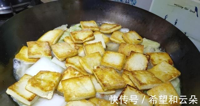 豆腐和这菜是绝配,冬天吃最香,简单一炖,好吃又有营养!
