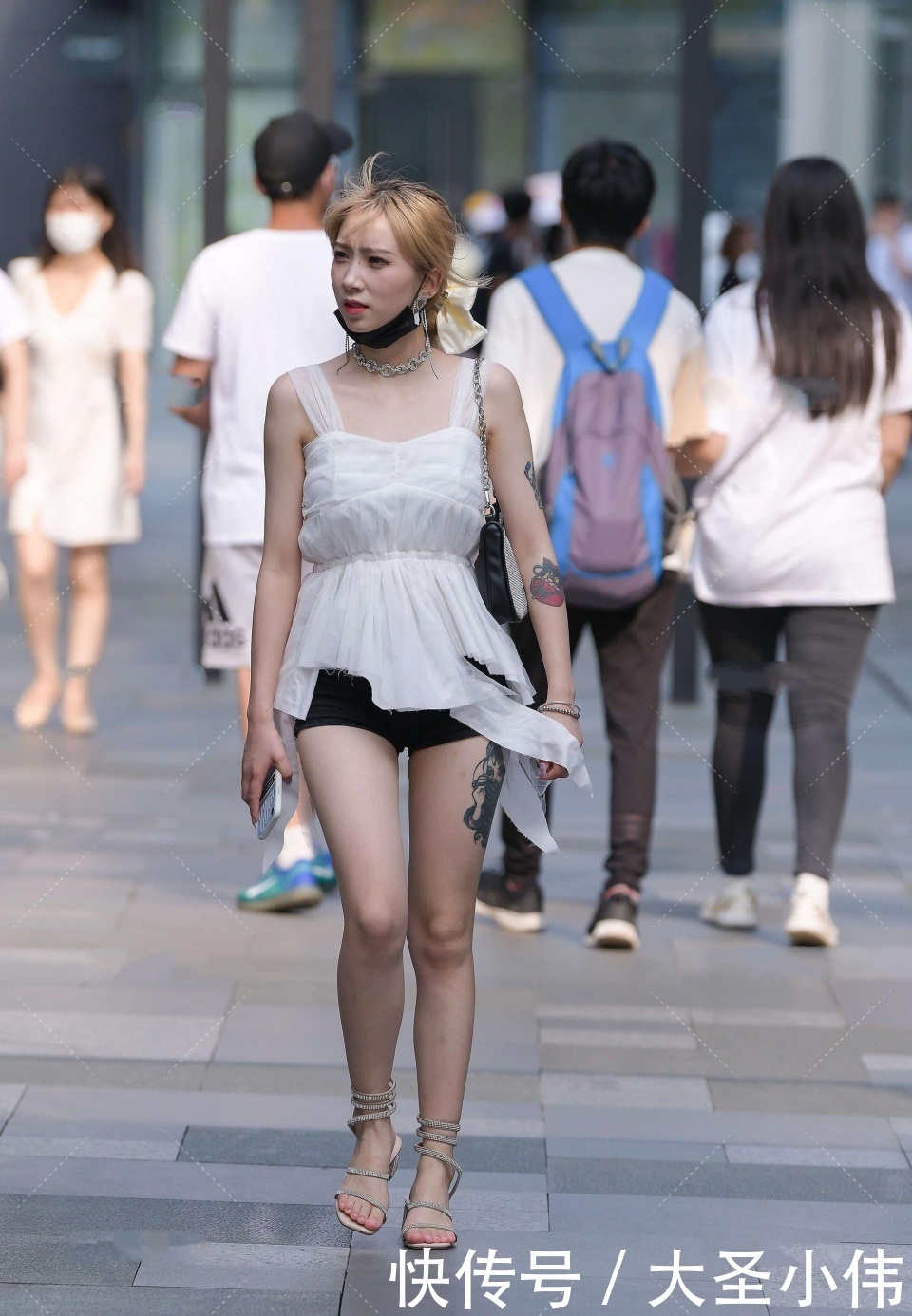 女神|美女街拍:这难道就是你们喜欢的校园女神,传说中的西南大校花?也不咋样啊