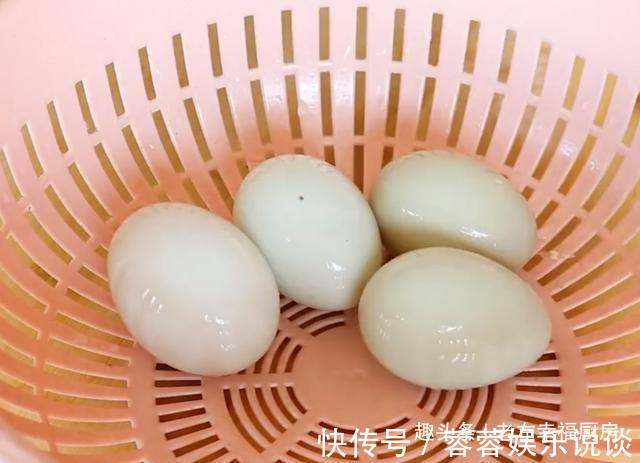 腌鸭蛋不可只放盐，教你正确做法，个个都流油，吃起来太香了
