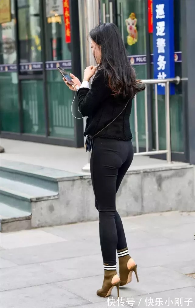 高跟鞋 黑色的皮绒外套加上黑色的裤子,时尚又显个性,美得简约又落落大方