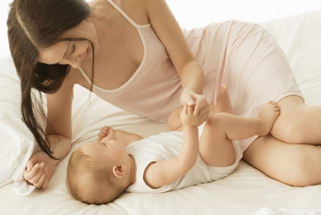 喂奶|0~6个月宝宝喂养指南娃到底吃没吃饱,宝妈看这三个指标就够了