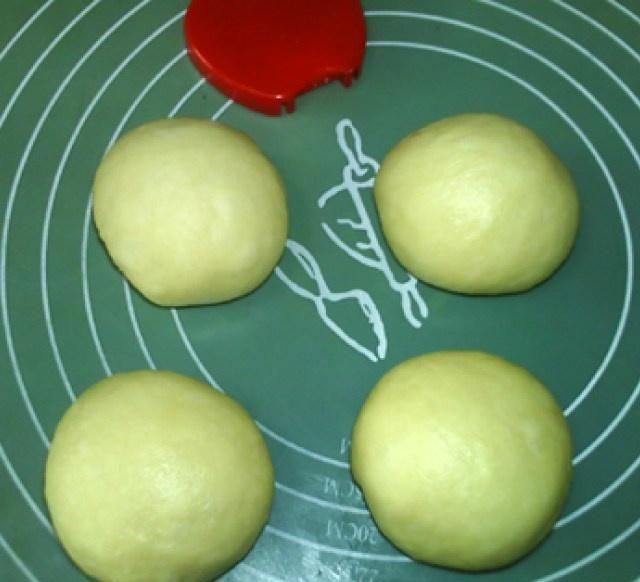 猕猴桃果酱面包,烘烤成金黄,看起来效果也还算不错