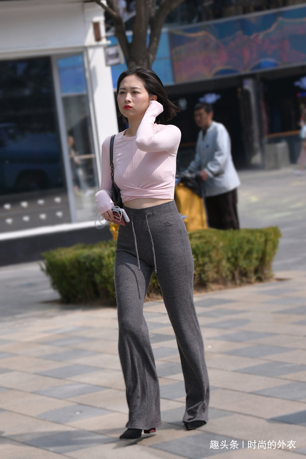 小姐姐 休闲时尚的喇叭裤穿搭,舒适又显气质,让你轻松摆脱路人感