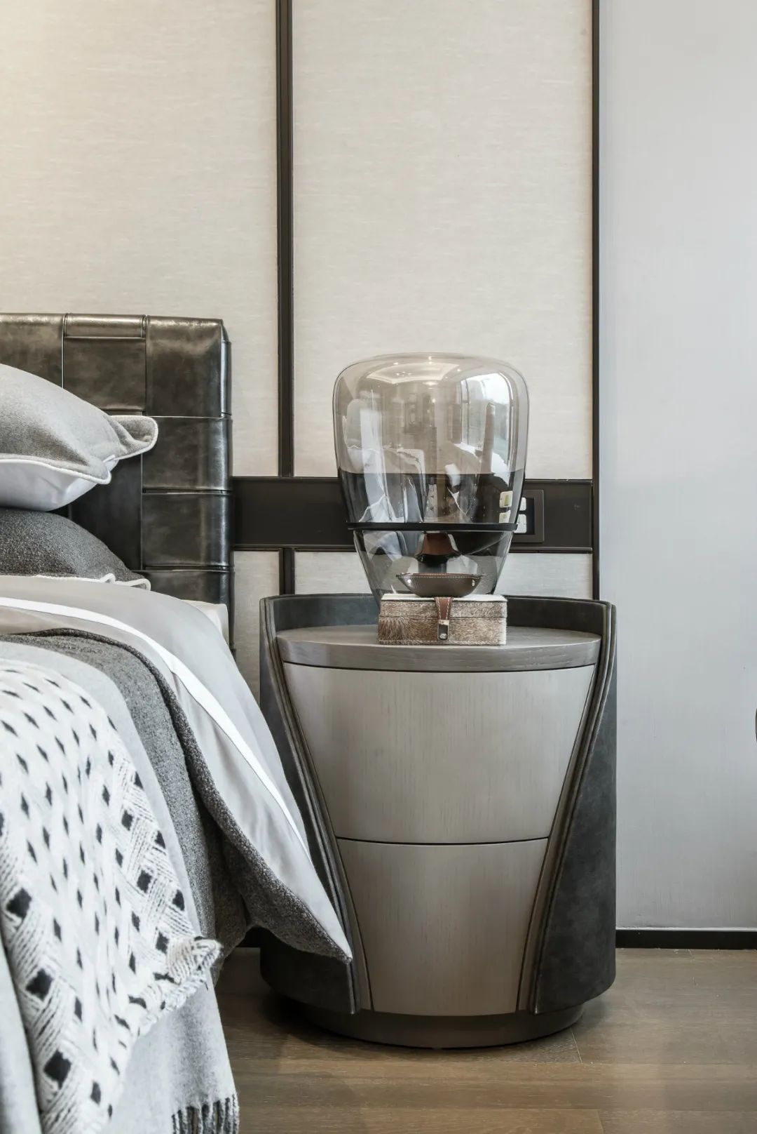 灰色|180㎡现代,硬包与木饰面,舒适精致的软装,营造优雅的档次感