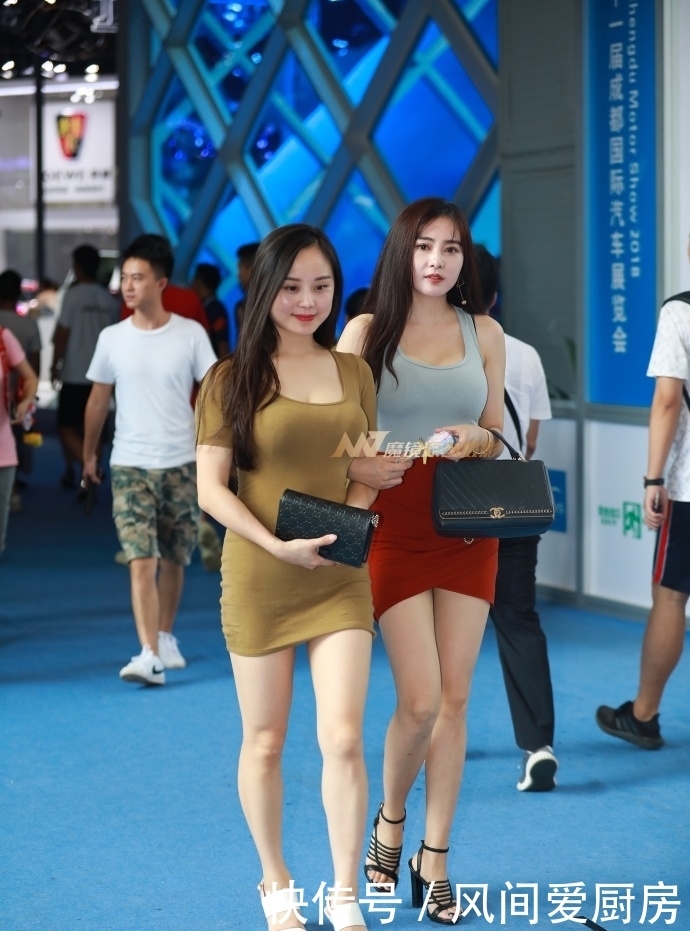 小姐姐|街拍:红色包臀裙小姐姐,淡淡的妆容,性感与清纯相交织