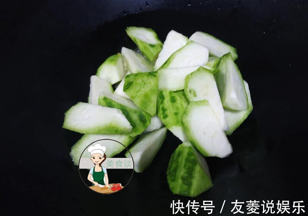 三样素菜一起炒，实在太鲜美了，隔三差五做给孩子吃，营养又美味