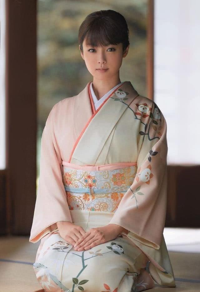 日本姑娘和服,为何后面有小枕头?看完以后你就明白了