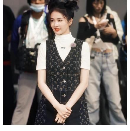 导演组也太会了！白鹿《嗨放派》送石榴，一下子把人拉回周生如故