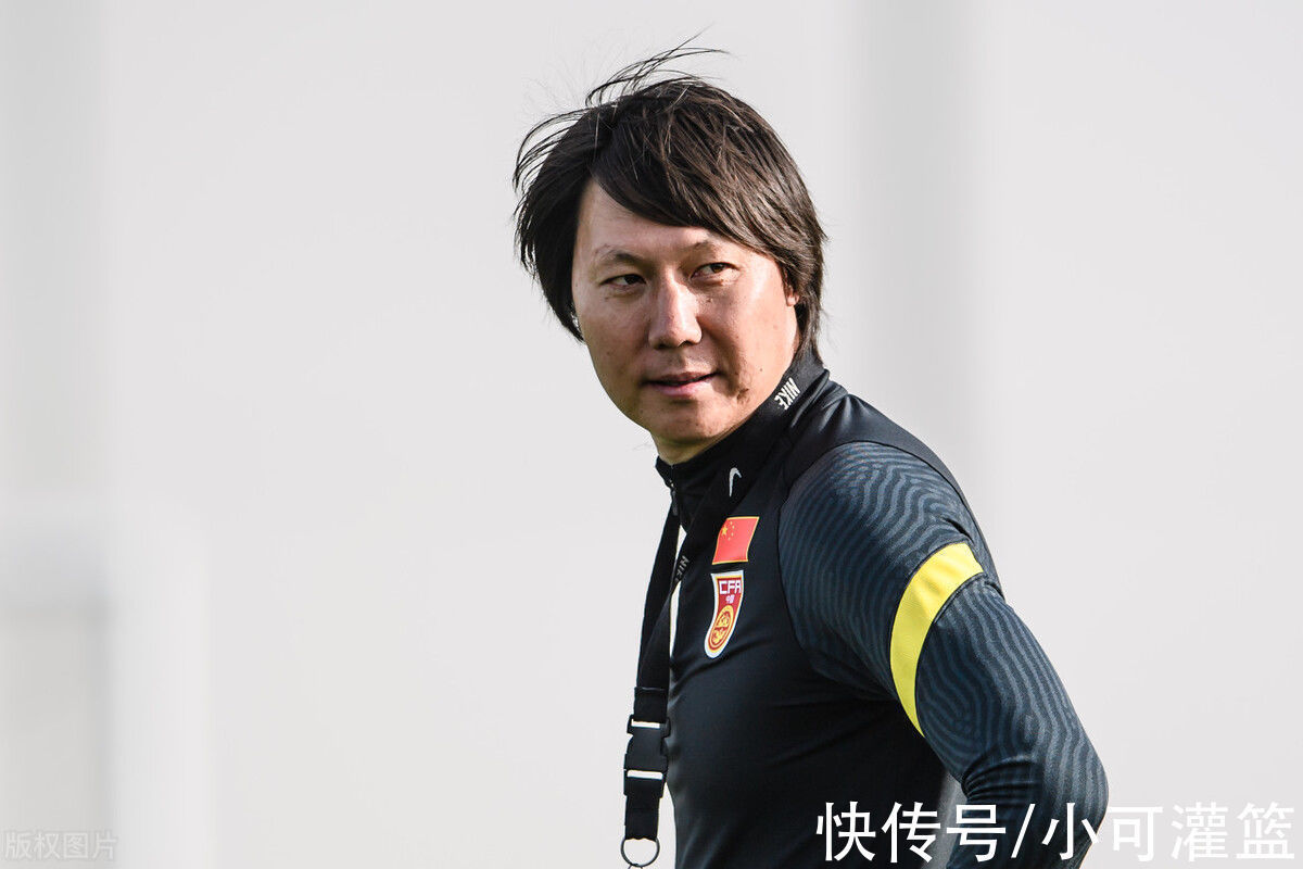 国足史|这个过分了!李铁雕像头部疑似被泼油漆:系为纪念晋级世界杯所建