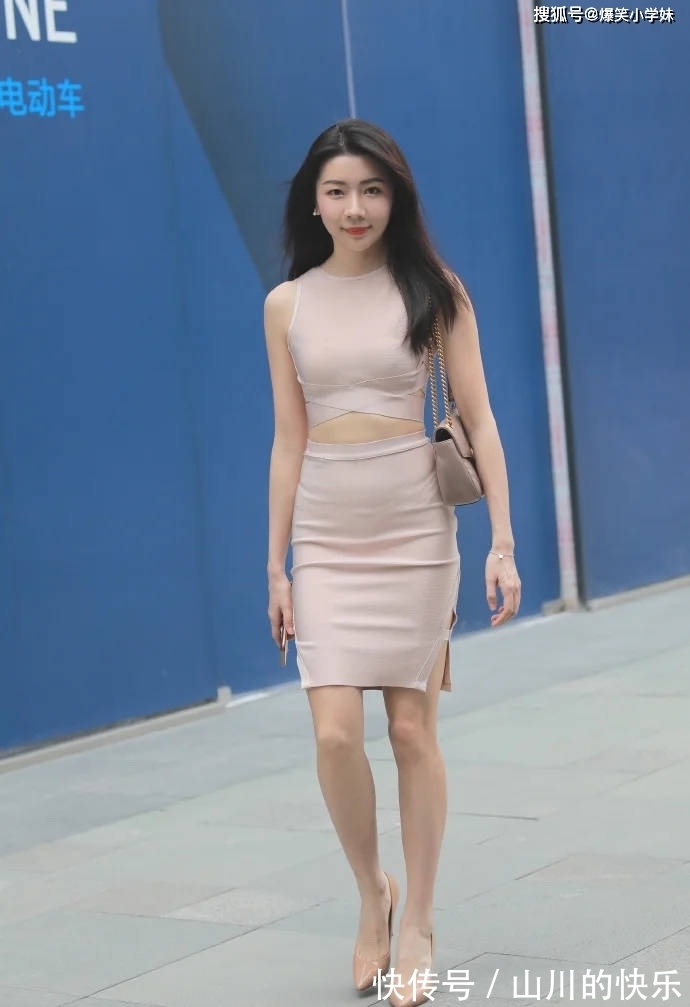 |搞笑段子:我的工作是开出租车,我昨天晚上在火车站接到了一个美女