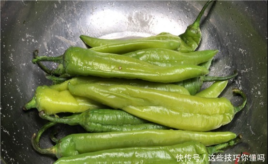 原来腌辣椒这么简单，不加一滴水，坛子不生花不易坏，三天就能吃