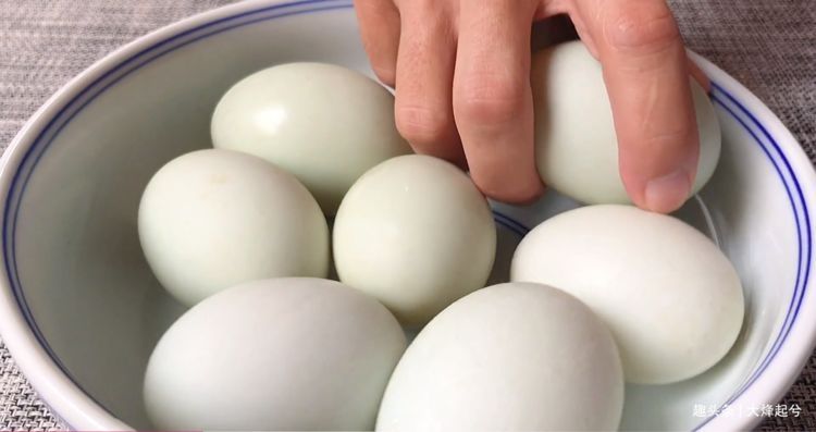 把白酒倒进鸭蛋里，真是厉害了，个个翻沙流油，吃着满嘴留香