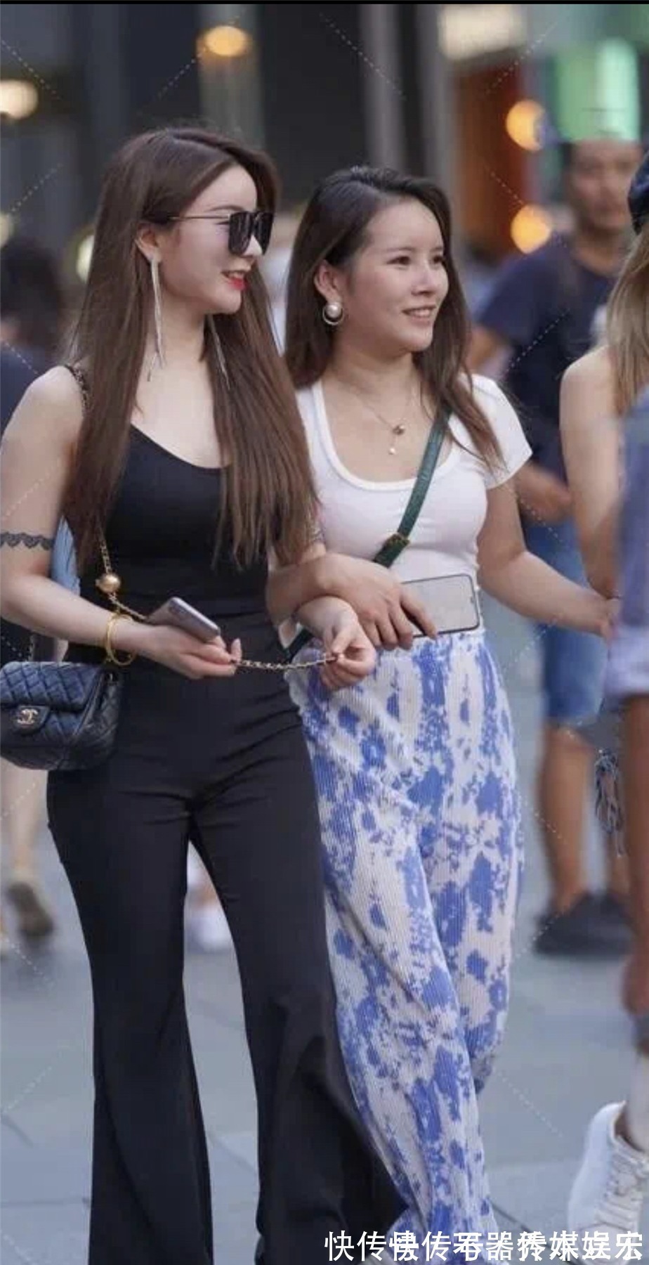 街拍 黑色阔腿裤搭配大圆领T恤,彰显时尚知性与韵味,颇有名媛淑女范