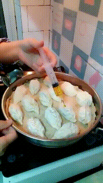 |搞笑GIF:第一次住女朋友家 她爸突然进来了