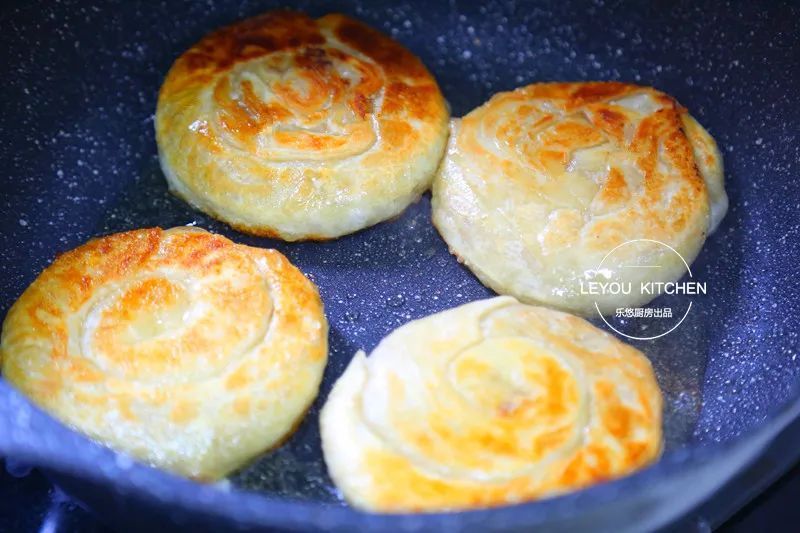 不用和面的牛肉饼，外酥里嫩，一卷一烙，比叫外卖还快