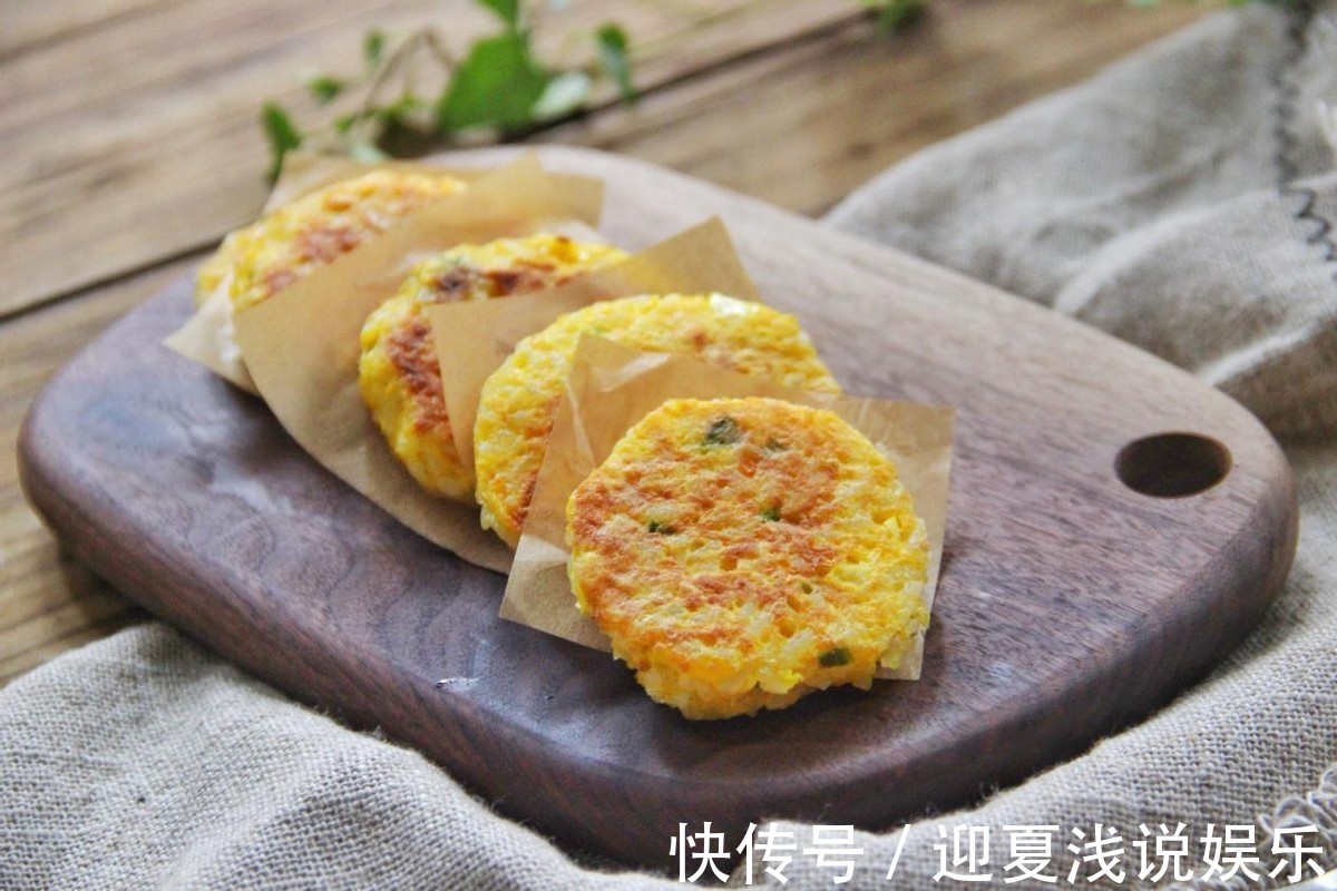 杂粮饼|营养丰富的鸡蛋蔬菜米饼,制作简单,鲜香四溢
