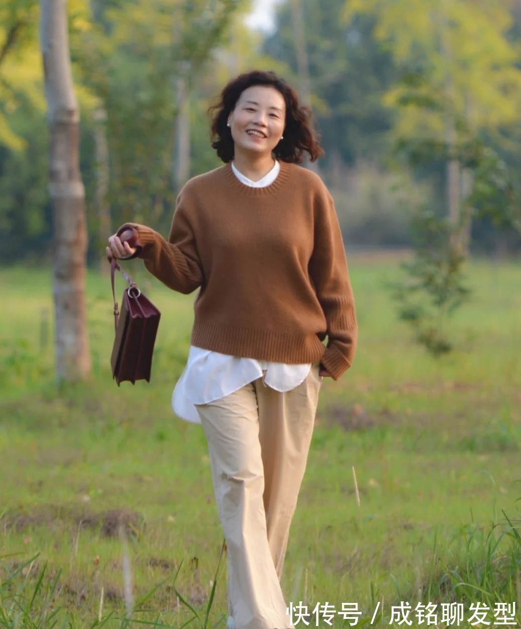 身材|年过五十身材微胖怎么穿?看看这位姐姐的穿搭,不仅优雅还很漂亮