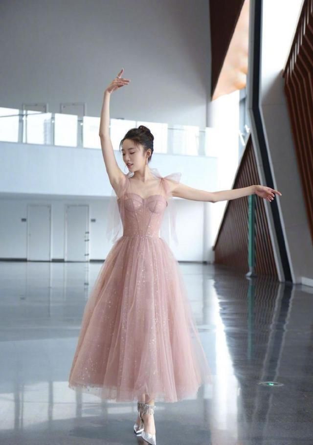 优雅|张月演绎芭蕾舞精灵,身穿一袭粉色纱裙优雅动人