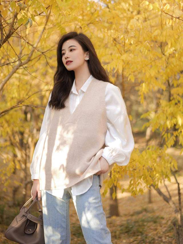 风衣|秋季，女神博主穿搭示范，白衬衫+针织背心搭配牛仔裤，高级洋气
