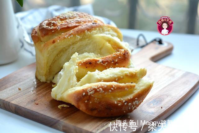 早餐|面包没出炉就满屋飘蒜香,早餐零食不愁了,没菜没酱手撕吃一个