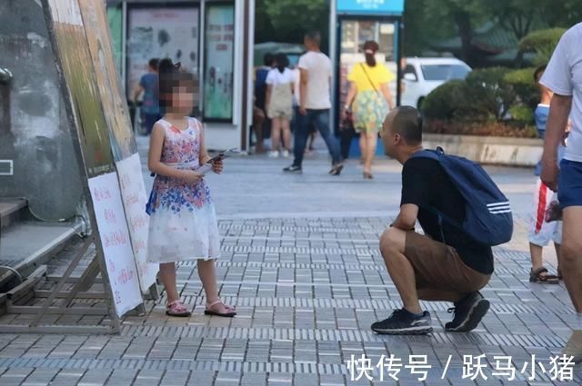 父女|父女俩到餐厅吃饭，到餐厅点了两道菜，老板听后偷偷到后厨报警