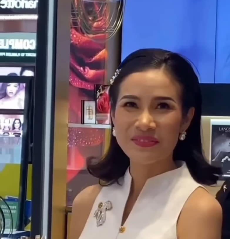 俏丽|诗尼娜贵妃又换新造型,俏丽可爱,却像民国时期的姨太太