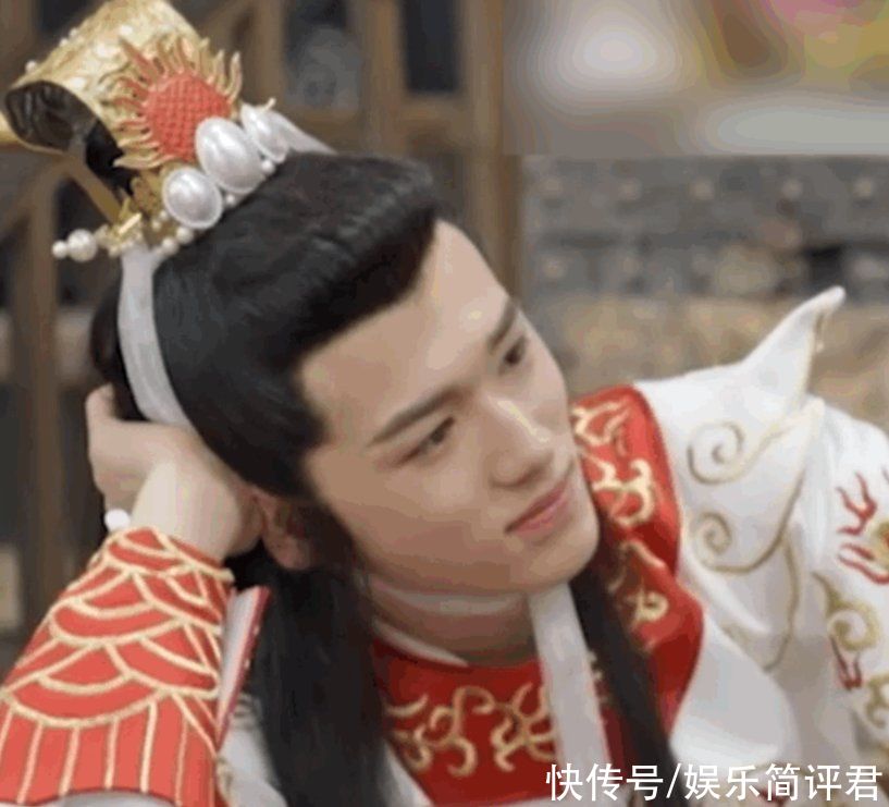 路透照|宋亚轩玩游戏好认真，拖鞋证明清白，却意外暴露自己的身高