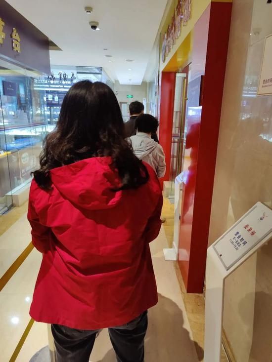 酒店|酒乡茅台的寄生族:撸酒的黄牛 酒店外蹲点的售酒人