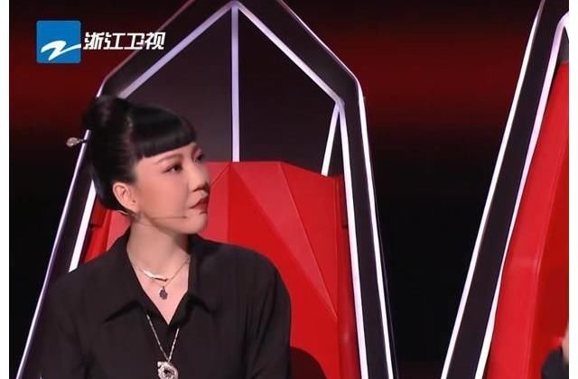 中国好声音：小导师表现各不同，黄霄云存在感较低，张碧晨很自然