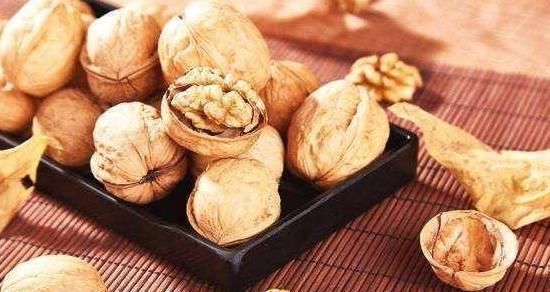  诱发|核桃浑身是宝，但吃错了时间，反而诱发疾病！多数人不知道！